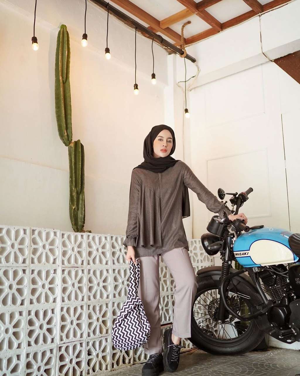 8 Inspirasi Foto OOTD ala Selebgram Cantik Aghnia Punjabi