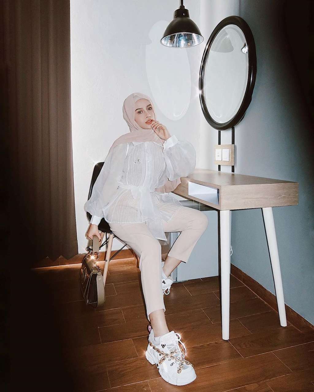 8 Inspirasi Foto OOTD ala Selebgram Cantik Aghnia Punjabi