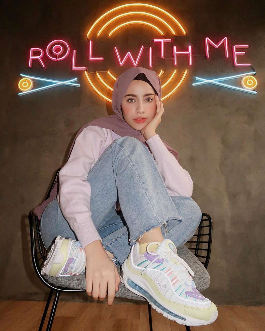 8 Inspirasi Foto OOTD ala Selebgram Cantik Aghnia Punjabi
