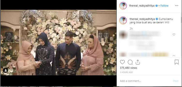 Unggahan Rezky Adhitya dalam pertunangannya