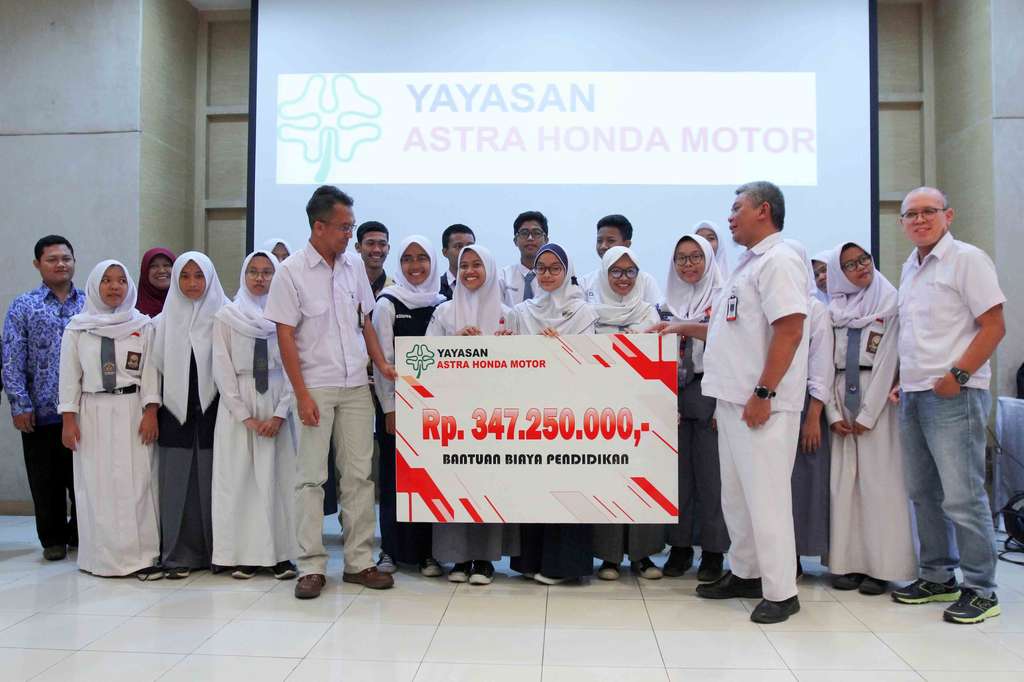 AHM memberikan dana pendidikan.