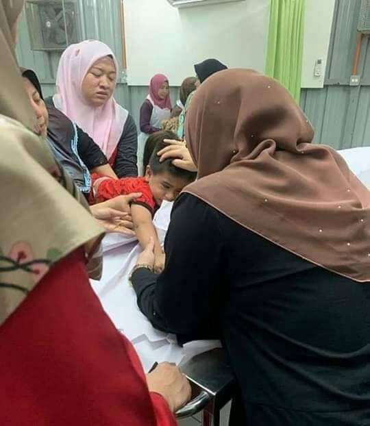 Pelukan terakhir Afan kepada ayah dan ibunya.
