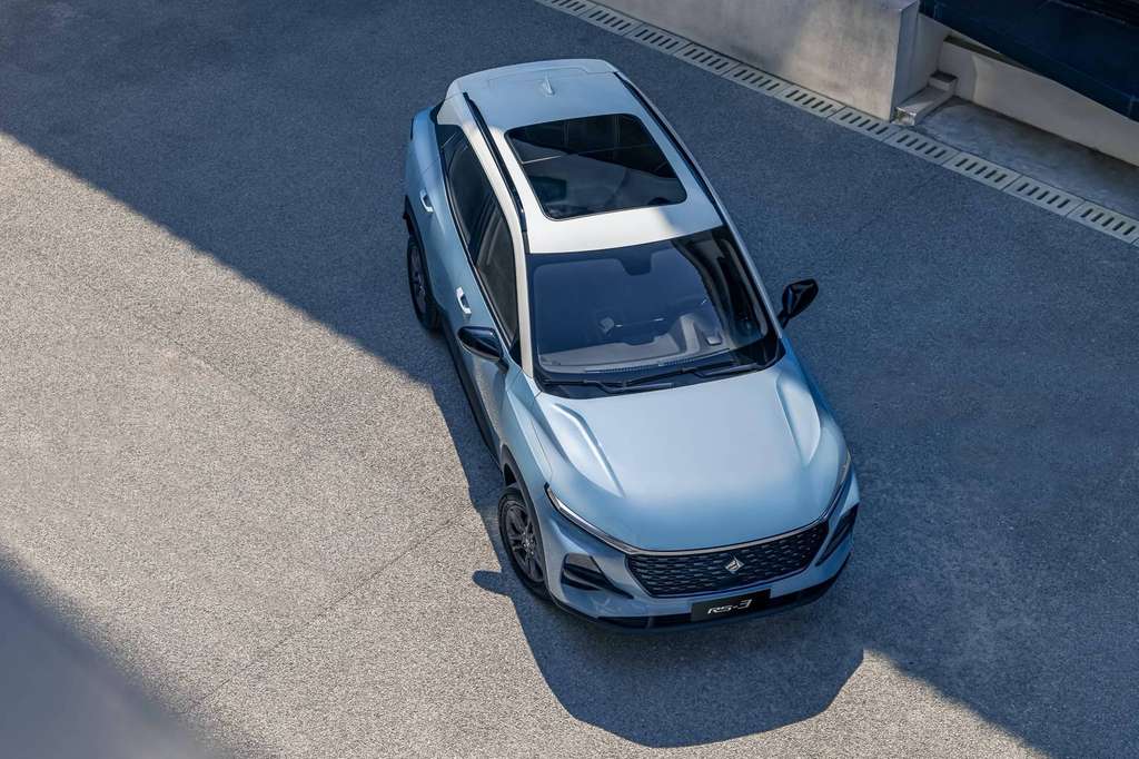 Baojun RS-3 dengan atap