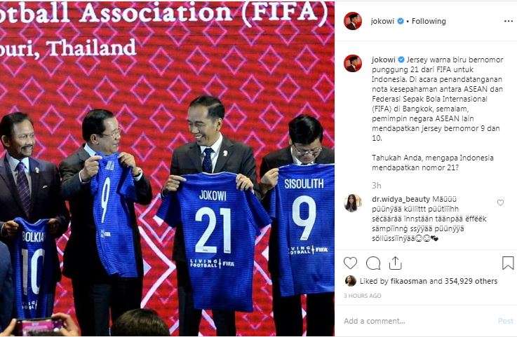 Jersey yang diterima Jokowi.