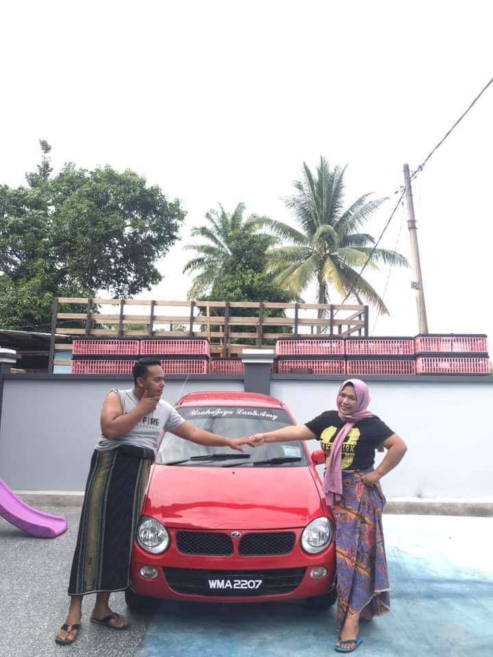 Dulu pasutri ini menggunakan Perodua Kanci.