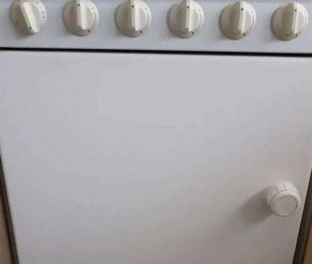 Oven yang sangat kotor berubah bersih seperti baru. Oven yang sangat kotor berubah bersih seperti baru.