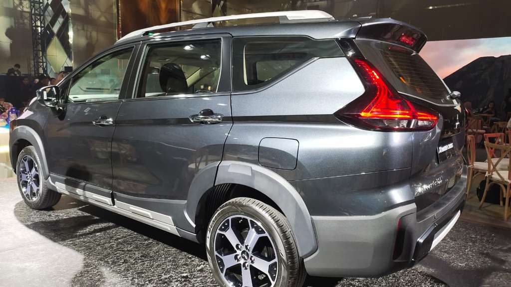Mobil ini juga dilengkapi dengan fitur parkir.