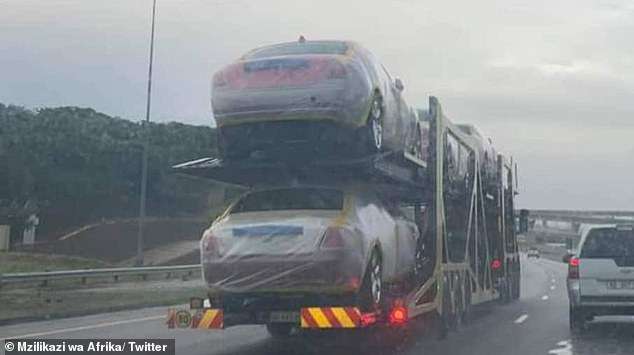 Truk mengangkut puluhan BMW untuk 14 istri Raja Eswatini.