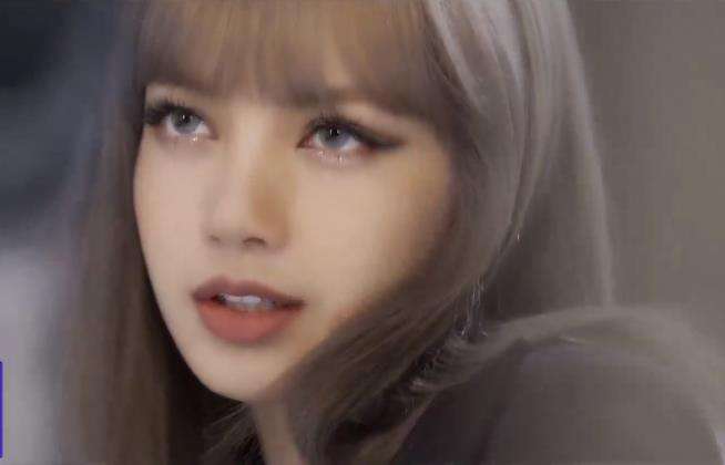 Kecantikan Lisa Blackpink pada mata dan bibirnya.