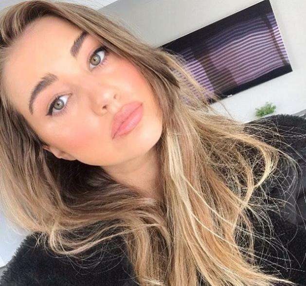 Model cantik tidak tahu dirinya telah hamil 8,5 bulan.