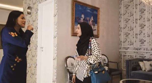 Aksi Laudya Cintya Bella dan Titi Kamal (Foto: Youtube LCB Channel)
