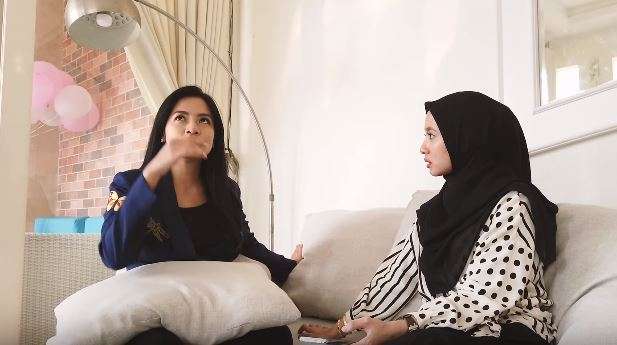 Aksi Laudya Cintya Bella dan Titi Kamal (Foto: Youtube LCB Channel)