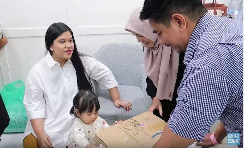 kahiyang ayu beri hadiah sepeda