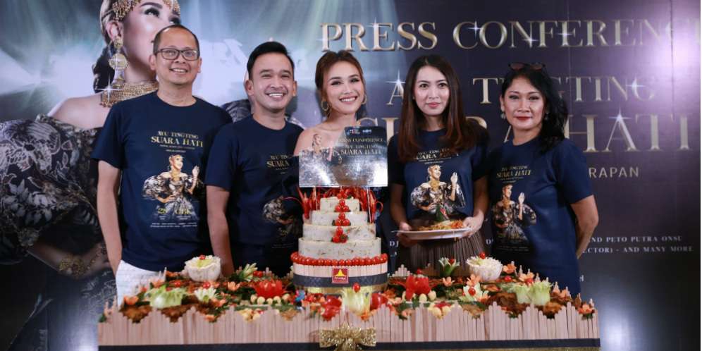 Ayu Ting Ting by Deki