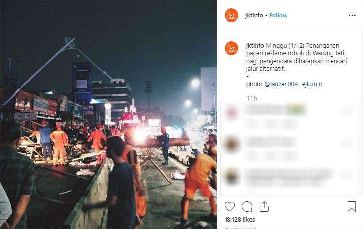 Papan reklame di Warung Buncit, Jakarta Selatan roboh