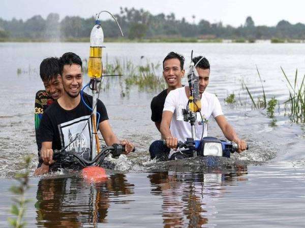 Motor mereka bisa berjalan meski di tengah banjir
