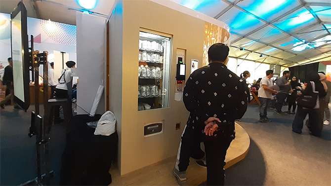 Hijab vending machine pertama di Indonesia.