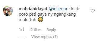 Posenya mengangkang terus.