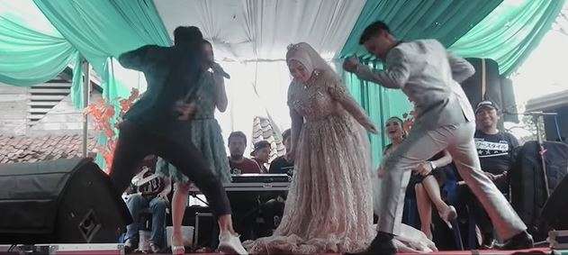 Aksi pengantin yang heboh menari di depan istri (Foto: Youtube/Aditama Alfarizi) Aksi pengantin yang heboh menari di depan istri (Foto: Youtube/Aditama Alfarizi)
