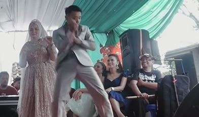 Aksi pengantin yang heboh menari di depan istri (Foto: Youtube/Aditama Alfarizi) Aksi pengantin yang heboh menari di depan istri (Foto: Youtube/Aditama Alfarizi)