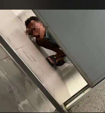 Wajah pelaku terekam jelas saat mengintip korban
