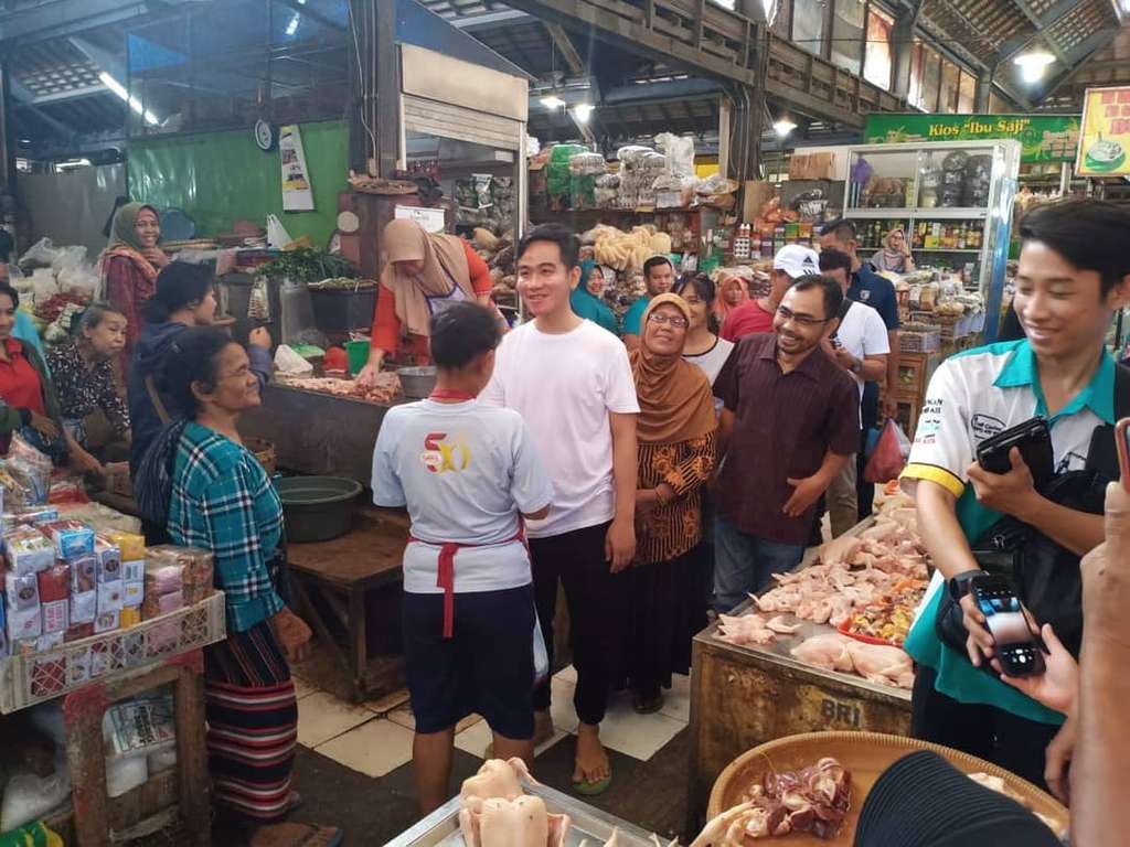 Gibran Rakabuming Raka meminta restu ke pedagang Pasar Gede, Surakarta (Foto: Instagram Gibran Rakabuming)