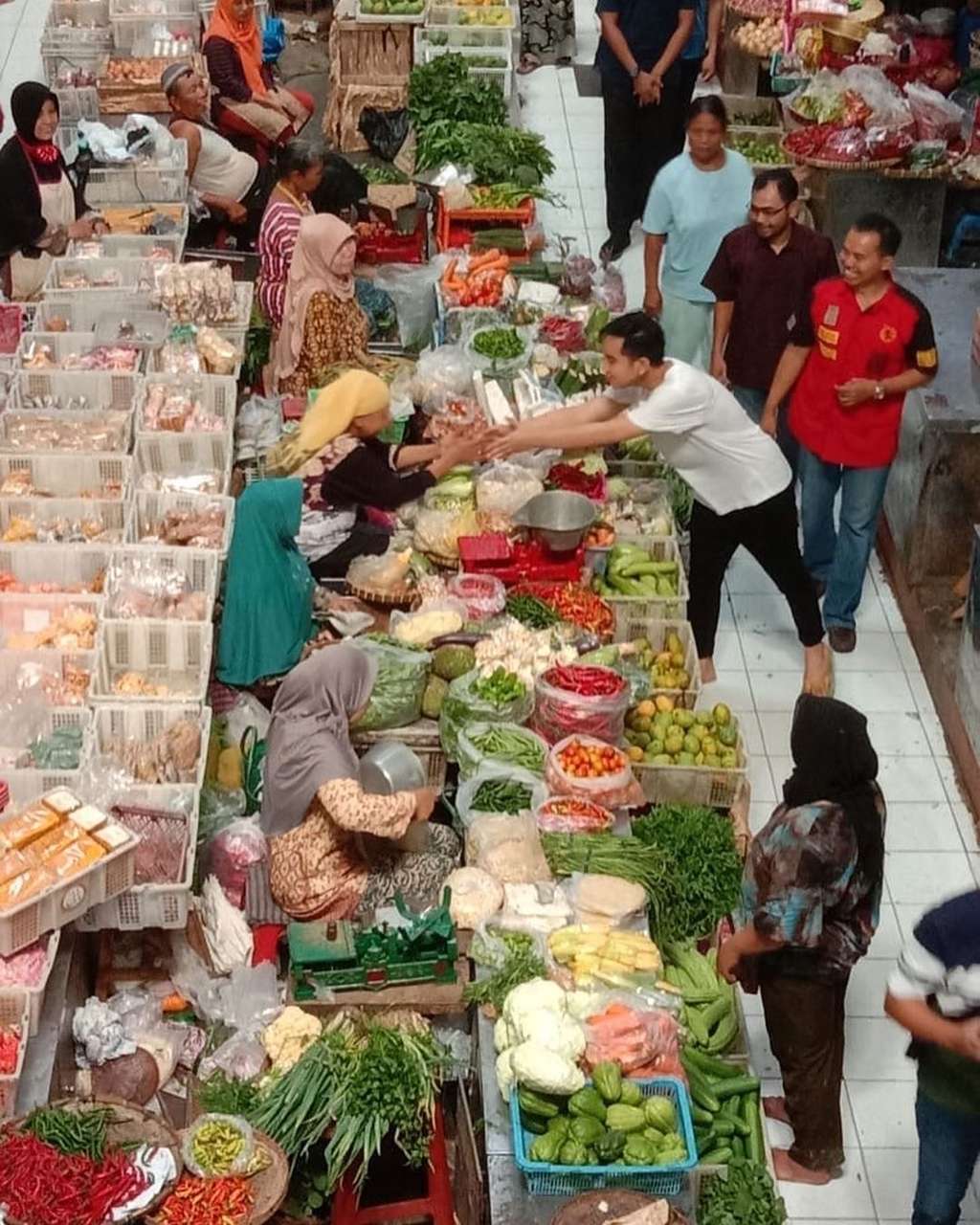 Gibran Rakabuming Raka meminta restu ke pedagang Pasar Gede, Surakarta (Foto: Instagram Gibran Rakabuming)