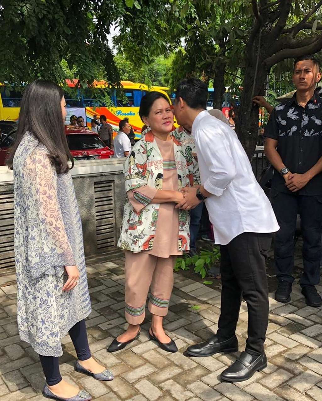 Gibran Rakabuming Raka meminta restu ke pedagang Pasar Gede, Surakarta (Foto: Instagram Gibran Rakabuming)
