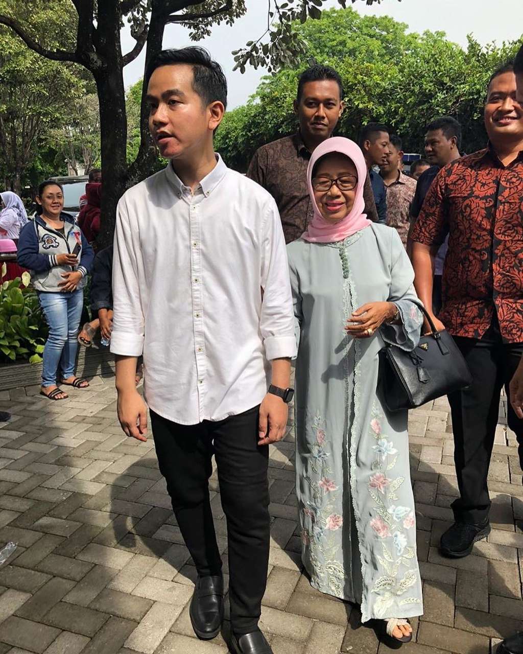 Gibran Rakabuming Raka meminta restu ke pedagang Pasar Gede, Surakarta (Foto: Instagram Gibran Rakabuming)