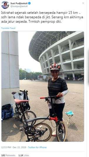 Susi Pudjiastuti beristirahat setelah bersepeda.