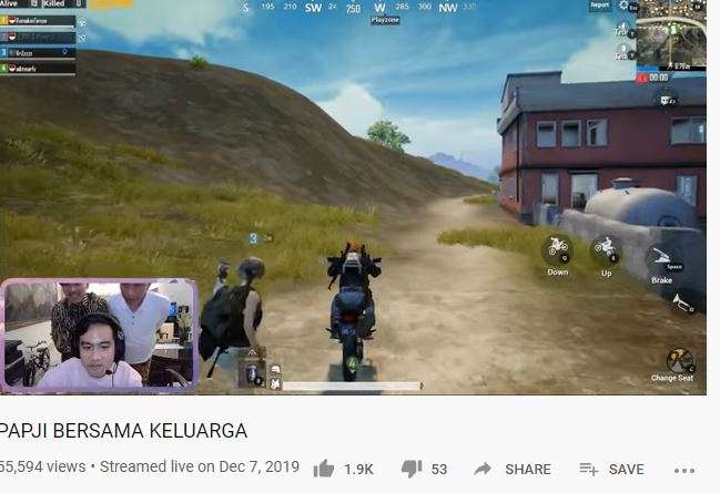 Jokowi mengamati dua putranya bermain PUBG (Foto: Istimewa)