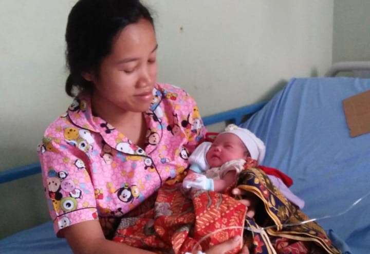 Bayi perempuan dinamai Amanda Desvita atau Amdes.