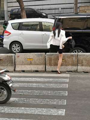 Perempuan lompat beton