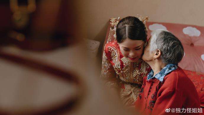 Cium sayang nenek terhadap cucu yang mau menikah.