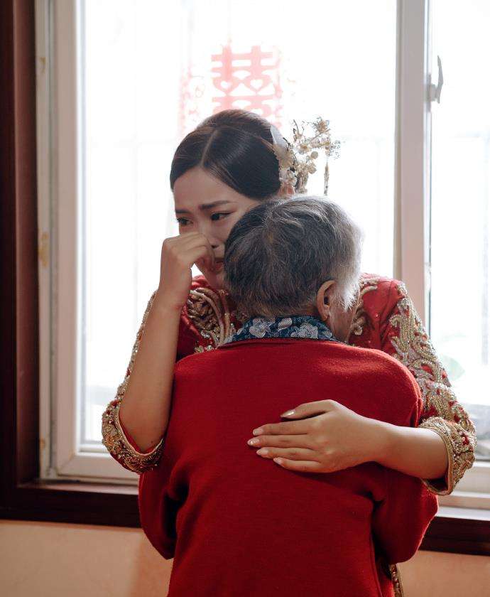 Menangis terharu dengan kasih sayang sang nenek.