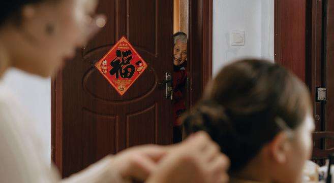 Sang nenek mengintip dari balik pintu.