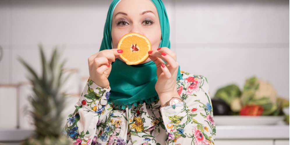 Ilustrasi Hijab Cantik di Dapur