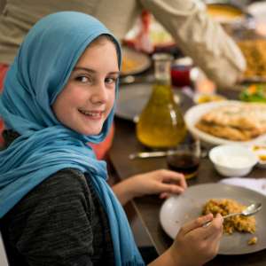 Ilustrasi Hijab Cantik di Dapur