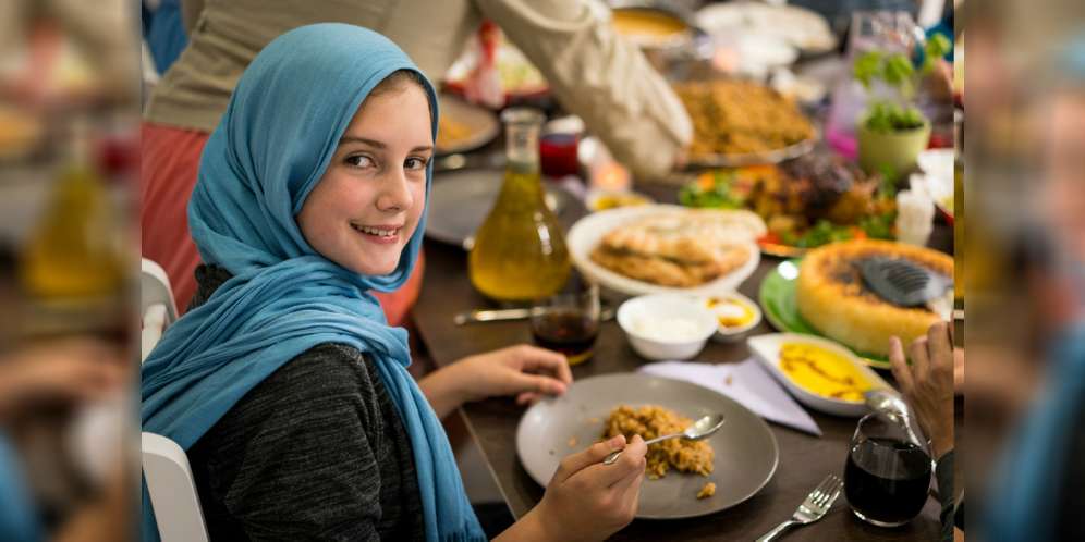 Ilustrasi Hijab Cantik di Dapur