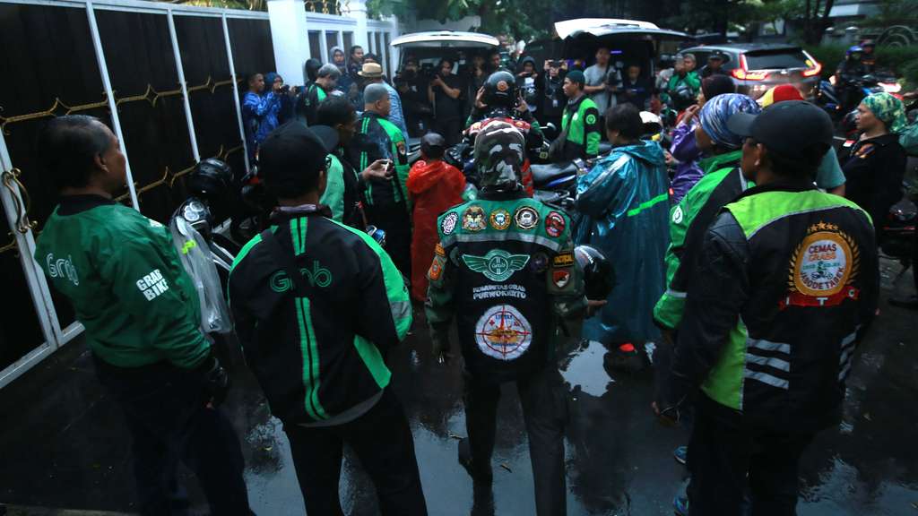 Ojol di rumah Iis Dahlia