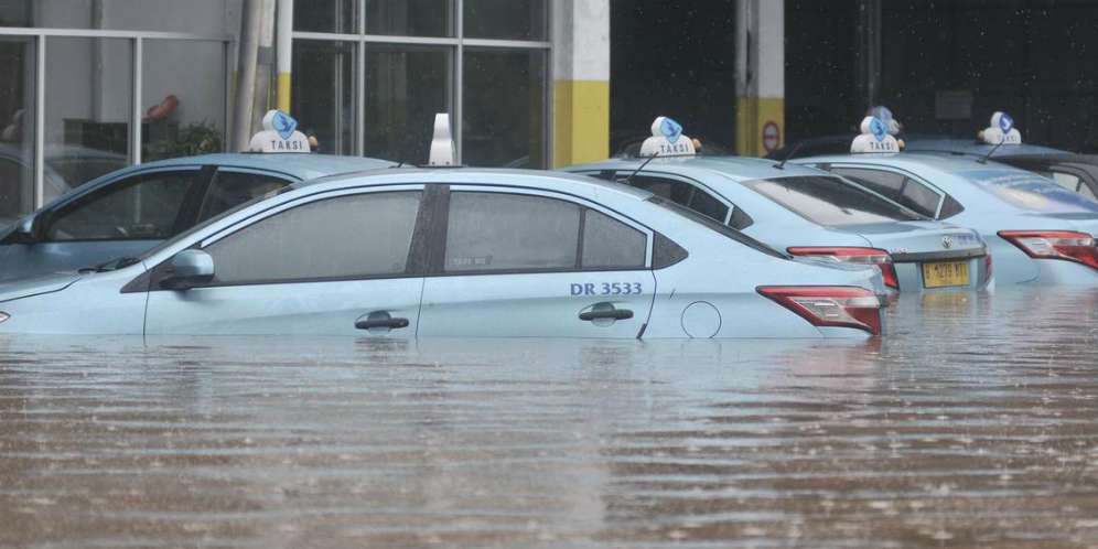 Taksi Blue Bird terendam banjir