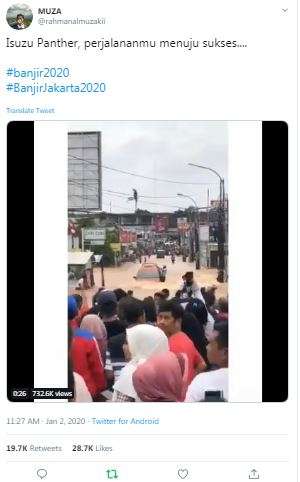 Angkot Isuzu terjang banjir.