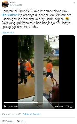 Gaya dirut KAI tinjau banjir di Dipo KRL Bukit Duri. (1) Gaya dirut KAI tinjau banjir di Dipo KRL Bukit Duri. (1)