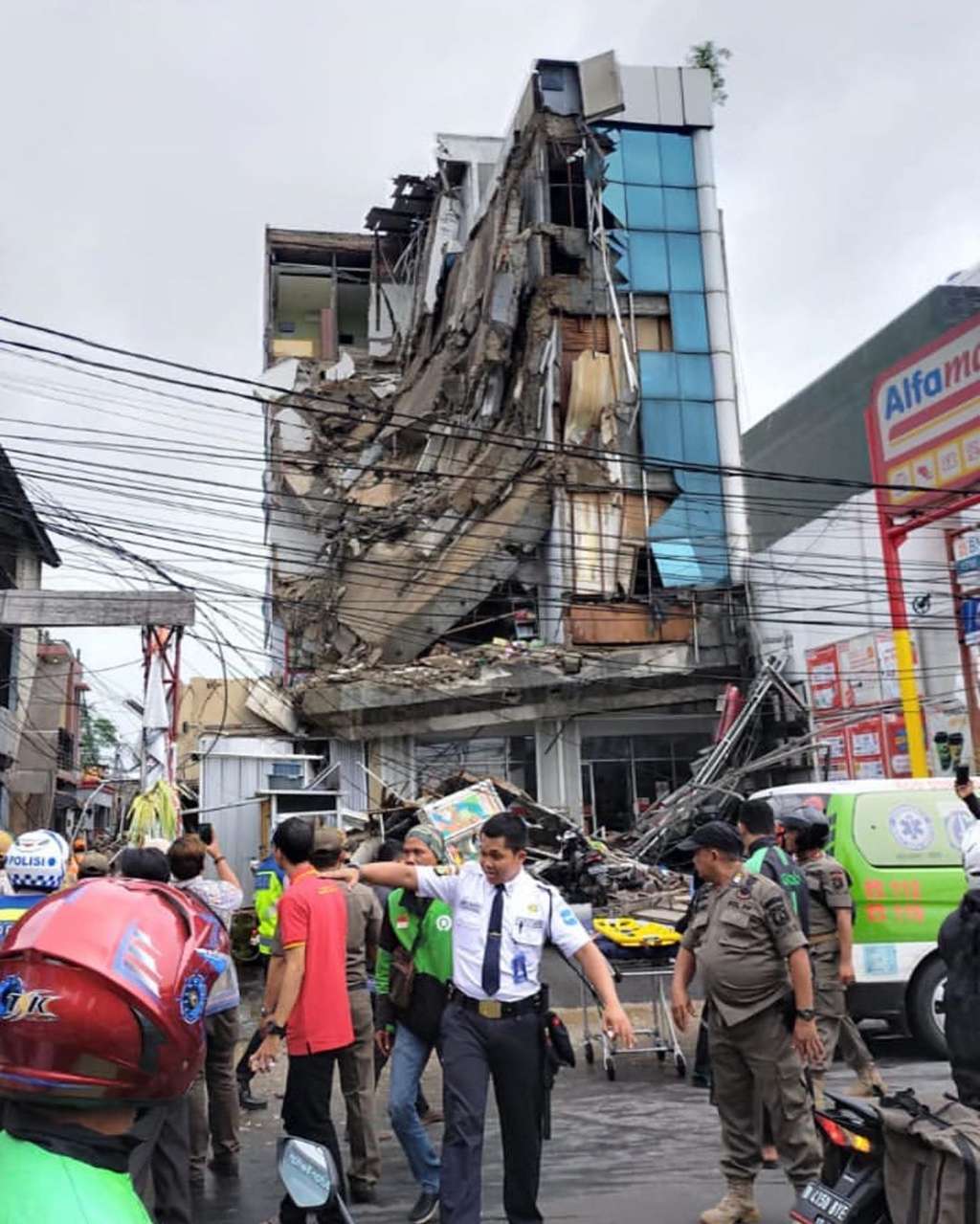 Ruko di Palmerah, Jakarta Barat ambruk (Foto: Instagram @jktinfo) Ruko di Palmerah, Jakarta Barat ambruk (Foto: Instagram @jktinfo)