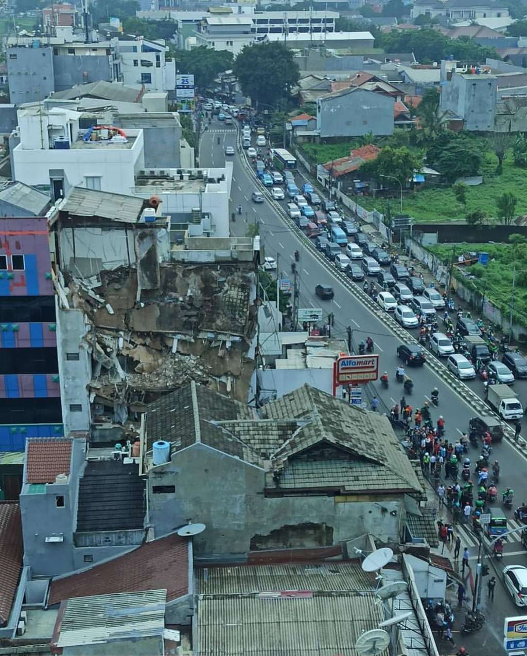 Ruko di Palmerah, Jakarta Barat ambruk (Foto: Instagram @jktinfo) Ruko di Palmerah, Jakarta Barat ambruk (Foto: Instagram @jktinfo)