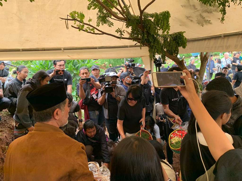 suasana pemakaman ria irawan