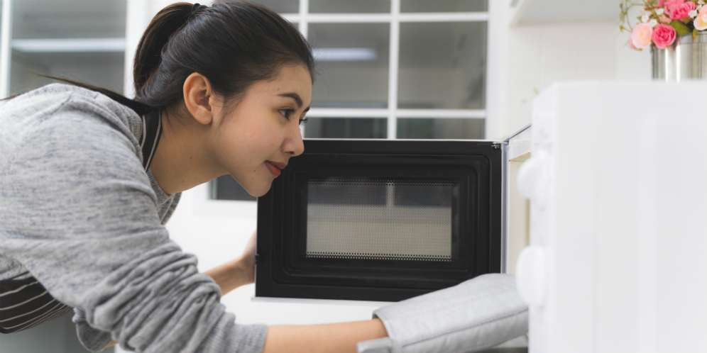 Microwave Memasak by Shutterstock