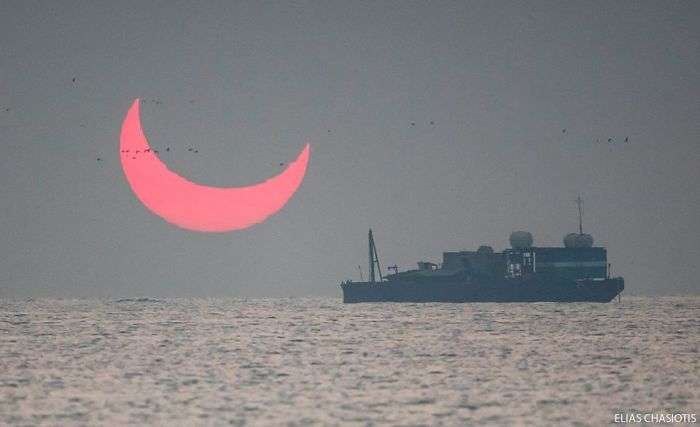 Penampakan matahari iblis di lautan Qatar (foto:Boredpanda)