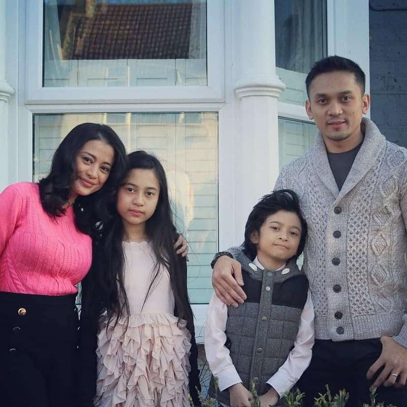 angie virgin bersama suami dan kedua anaknya