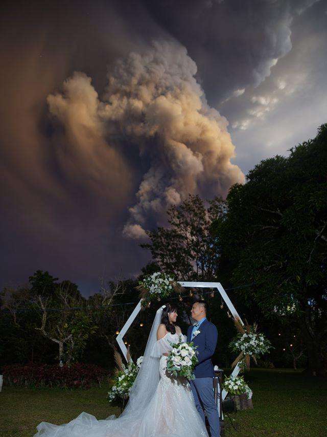 Pernikahan tetap berjalan di tengah erupsi Gunung Taal.